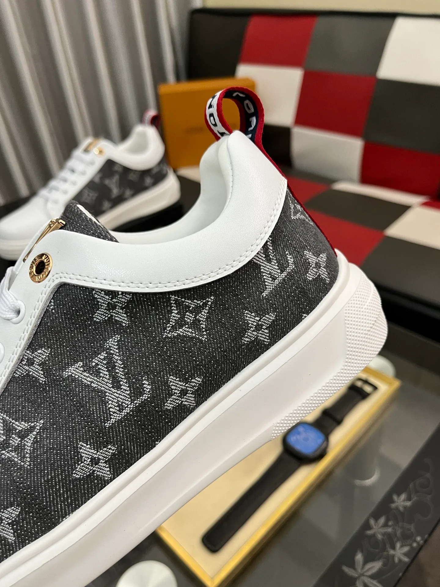Men's shoes 💰400⌚️⌚️《Louis vuitton/LV Louis Vuitton》original quality.~ Unique modern style sneakers. 🏃A must-have casual shoe for trendy men😍😍 Original brand imported from Italy, imported original leather, cowhide lining (refuses to discolor and grind feet) sole: original sole provided by the original factory, French lazy style design ⚠️Fit to the feet, original quality, super comfortable original sole. Code number: 38-443️⃣Colors available